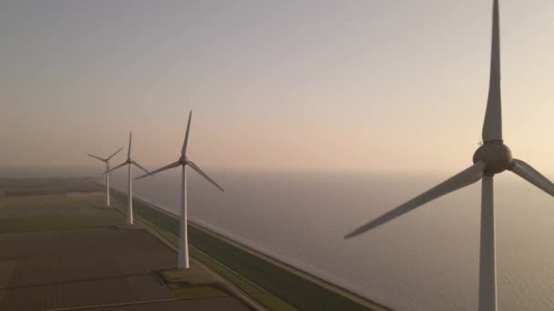 Вид Повітря Обертові Гігантські Вітрові Турбіни Узбережжі Під Заходом Сонця — стокове відео