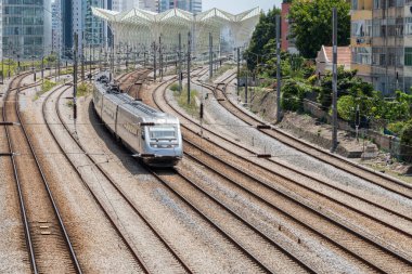 Lizbon 'daki Oriente tren istasyonundan ayrılan bir yolcu treni.