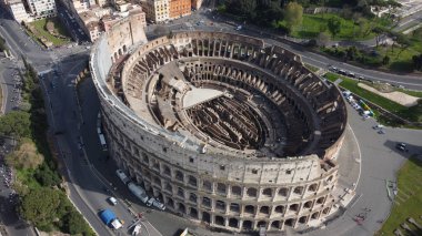 Roma, İtalya 'da güneşli güzel bir günde ünlü Colosseum' un hava manzarası.