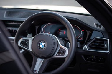 2022 BMW 22Oi gün batımı Johannesburg Güney Afrika 'da fotoşop
