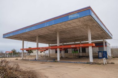 Ekonomik kriz ve kriz sonrasında terk edilmiş benzin istasyonu