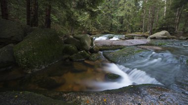 Nehrin akışının uzun pozlama görüntüsü.