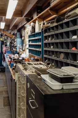 Ev ve araç tamir atölyesinde satışa sunulan eşyaların seçici odak noktası