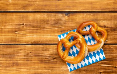 Kahverengi bir masada Alman Ekim Festivali için yakın plan simit çekimi.