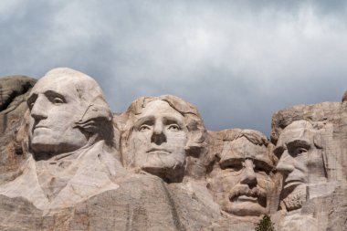 Rushmore Dağı Ulusal Anıtı, dağa oyulmuş dört Amerikan başkanının devasa bir heykeli.