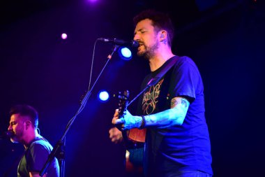 Şarkıcı-söz yazarı Frank Turner klasik punk ve folk markasını Fleece, Bristol, İngiltere 'de seslendirdi.