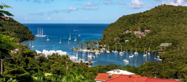 Karayipler 'deki St. Lucia Koyu' nun güzel bir manzarası.