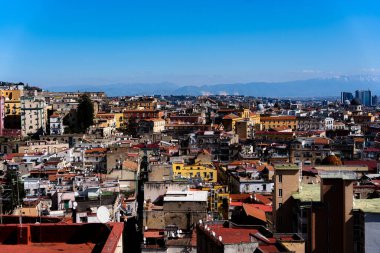 Napoli, İtalya 'daki modern binaların yüksek açılı görüntüsü.