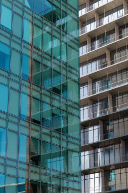 Modern mimarisi olan iki bina.