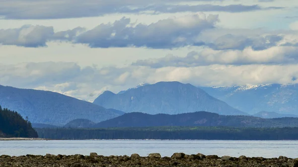 Vista Desde Una Playa Rocosa Las Majestuosas Montañas Través Del — Foto de Stock