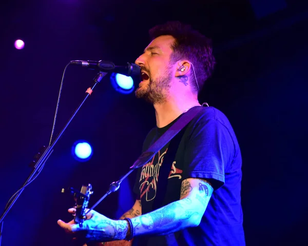 Piosenkarz Autor Tekstów Frank Turner Wykonuje Swoją Klasyczną Markę Punku — Zdjęcie stockowe