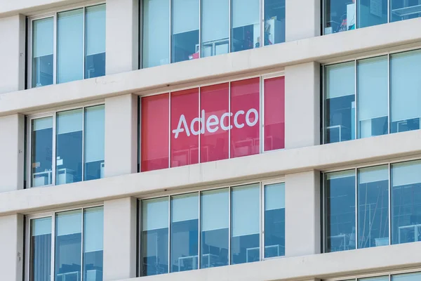 Adecco Världsledande Inom Mänskliga Resurser Med Huvudkontor Mar Vermelho Byggnaden — Stockfoto