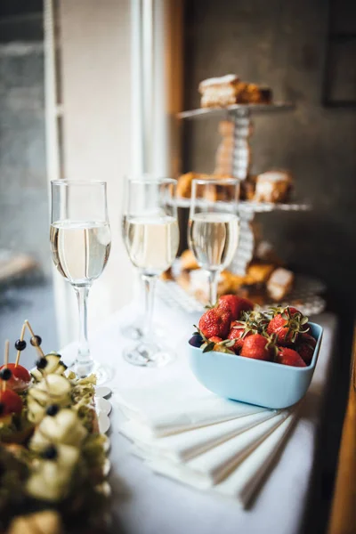 Uma Mesa Buffet Com Muitos Lanches Deliciosos Morangos Vinho Branco — Fotografia de Stock