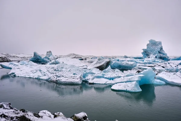 İzlanda 'daki Fjallsarlon Buzul Gölü' nde büyük mavi buzdağları.