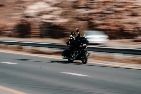 Uma Longa Exposição Tiro Motociclista Com Capacete Preto Uma Estrada — Fotografia de Stock