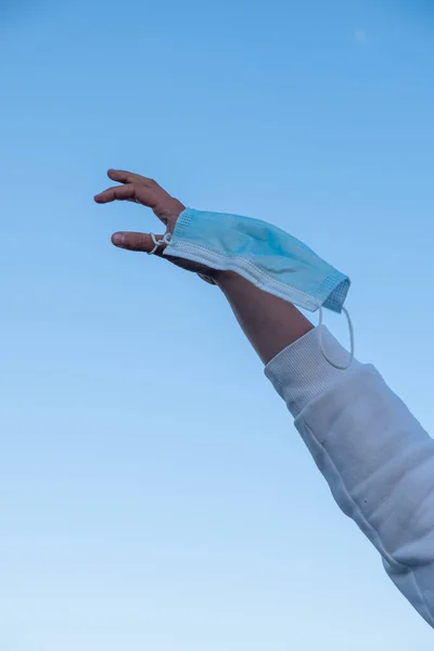 Рука Поднимает Маску Голубое Небо После Выполнения Обязательства Носить — стоковое фото