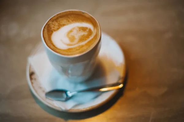 Närbild Bild Kopp Kaffe Med Sked Bordet — Stockfoto