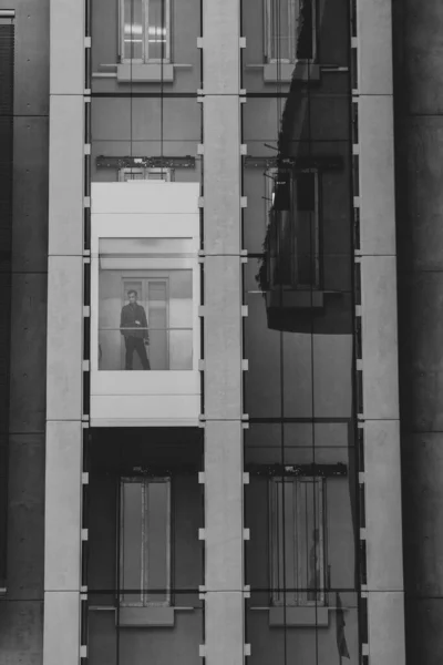 Plan Niveaux Gris Homme Dans Ascenseur Verre Intérieur Bâtiment Moderne — Photo