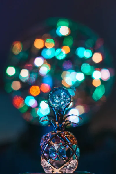 Eine Vertikale Nahaufnahme Eines Eleganten Kristallkolbens Mit Bokeh Lichtern Hintergrund — Stockfoto