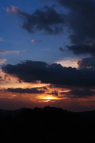 Вид Силуету Дерев Пагорбів Красиве Небо Сутінків Епічному Заході Сонця — стокове фото