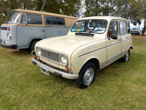 Старый Популярный Renault Короткий Универсал 1984 Года Классический Экономичный Автомобиль — стоковое фото