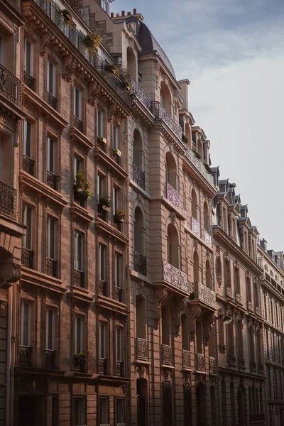 Вертикальный Снимок Красивого Исторического Здания Центре Парижа Франция Облачным Небом — стоковое фото