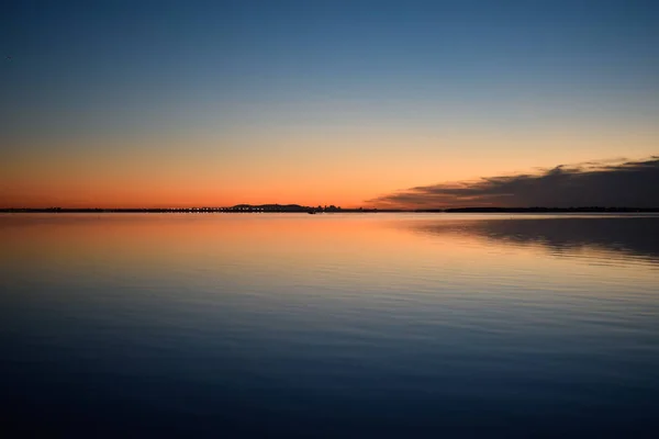在加拿大蒙特利尔 一个迷人的日落映照在湖面上 映照在水面上 — 图库照片