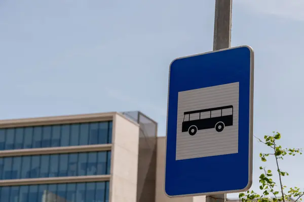 Una Señal Estacionamiento Autobuses Calle —  Fotos de Stock
