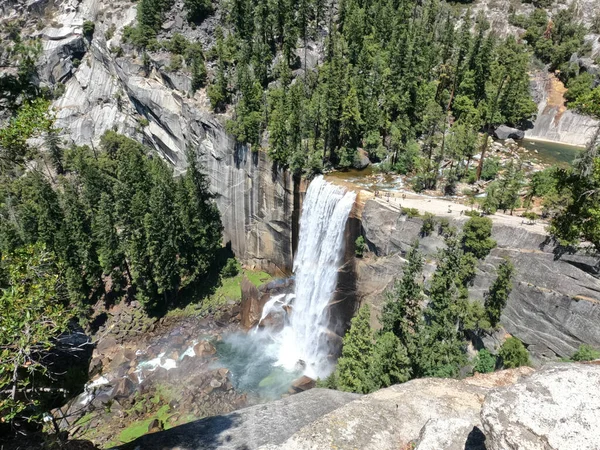 Водопад Йосемити Рядом Многими Скалами Деревьями Тропе Национальном Парке Йосемити — стоковое фото