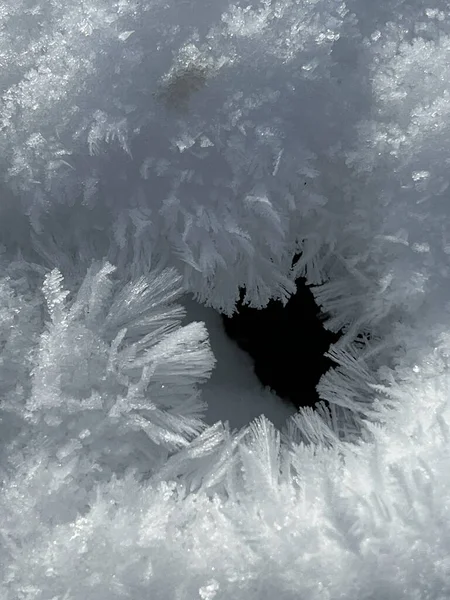 Tiro Perto Flocos Congelados Inverno Com Buraco Meio — Fotografia de Stock