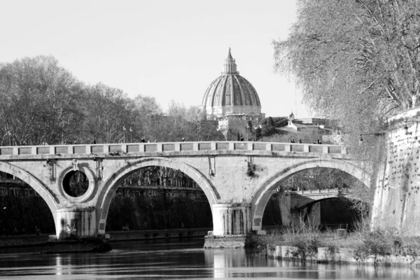 Černobílá Fotografie Mostu Sisto Řece Tiber Pozadí Kopule Petra — Stock fotografie