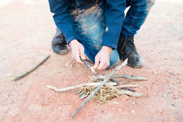 Starting Fire Firesteel Survival Adventure Equipment Outdoor Skill Man Making — Stock Photo, Image