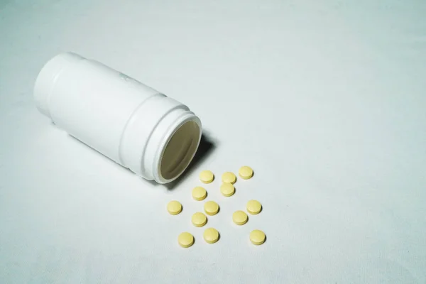 Favipiravir Eksperymentalny Lek Leczenia Covid Rozlanie Butelki Białym Tle — Zdjęcie stockowe