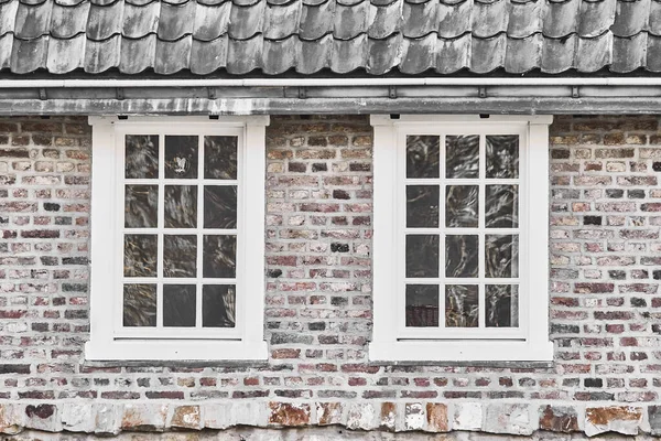 Крупный План Старого Кирпичного Дома Белыми Окнами Рамке — стоковое фото