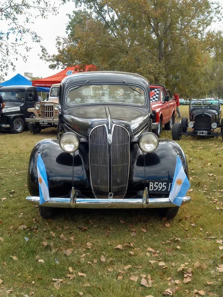 Vecchia Plymouth Nera Due Porte Fastback Berlina Circa 1937 Parcheggiata — Foto Stock