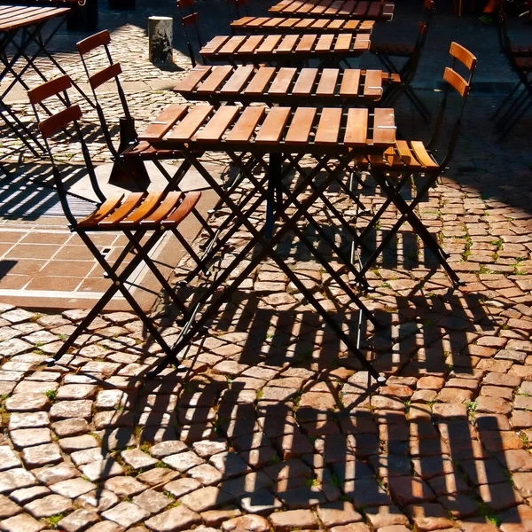 Close Cadeiras Vazias Livre Ensolarado Com Sombras Pavimento — Fotografia de Stock
