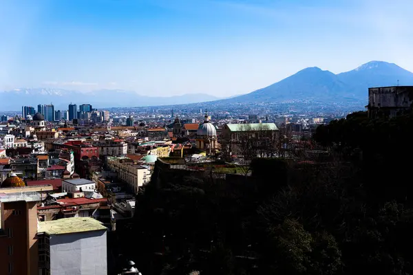 イタリア ナポリの近代的な建物の高角度ショット — ストック写真