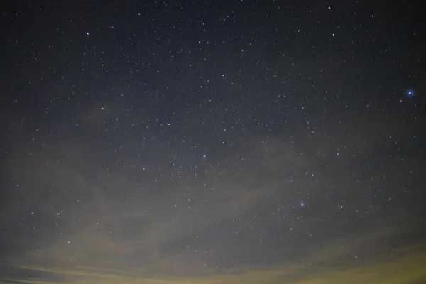 夜には魅惑的な星空を撮影した低角度のショット — ストック写真