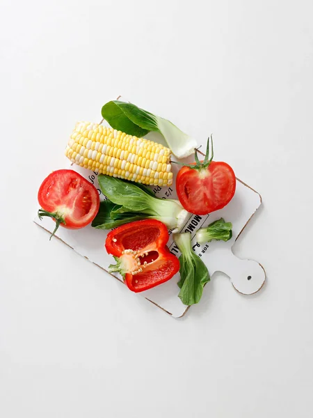 白色背景的西红柿 玉米和莴苣板的顶部视图 — 图库照片