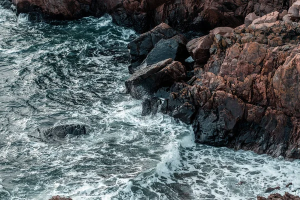 Tiro Perto Ondas Azuis Espumosas Perto Penhasco — Fotografia de Stock