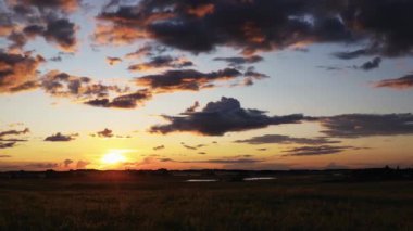 Albertas Prairies Canada 'da çiftçilerin otlağı üzerinde gün batımı zamanı. Mavi gökyüzü hareket eden bulutlarla. Kanada bozkırları. Batı Kanada