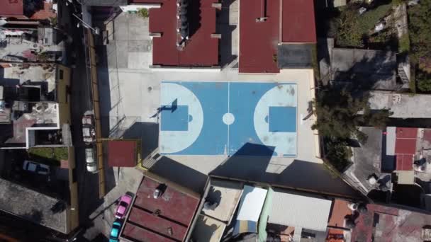 Pohled Ptačí Perspektivy Modré Malované Basketbalové Hřiště Uprostřed Čtvrti Městě — Stock video