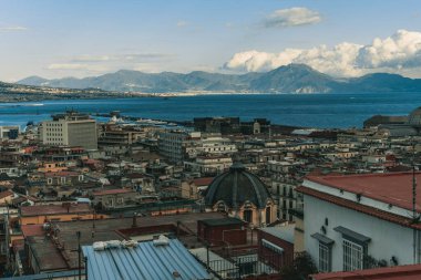 Napoli, İtalya 'daki modern binaların yüksek açılı görüntüsü.