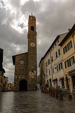 Ortaçağ Palazzo dei Priori ve Montalcino, Siena, Toskana 'daki ikonik saat kulesi.