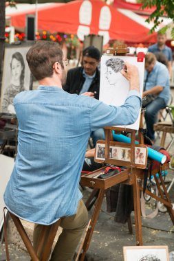 Montmartre Paris, Fransa 'nın turizm merkezi, portre çizen sanatçılar.