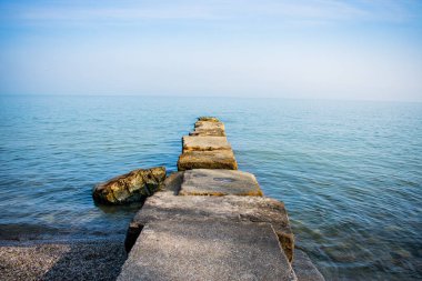 Güzel eski bir iskele ve mavi gökyüzü ile Erie Gölü manzarası.