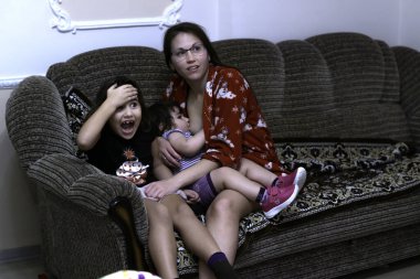 Anne ve iki kızı film izliyorlar. İzledikleri şey onları çok şaşırttı.