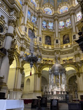 Granada, İspanya, 04-11-2022. Görüntü Granada Katedrali 'nde. Başkan sunağı.