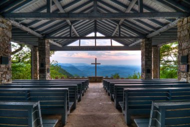 Greenville YMCA Kampı 'ndaki göz kamaştırıcı bir açık hava kilisesine yakın çekim.