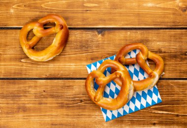 Kahverengi bir masada Alman Ekim Festivali için yakın plan simit çekimi.